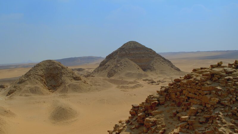 Die 4.000 Jahre alten Königspyramiden von Abusir in Ägypten. Archäologen graben inmitten eines Feldes ungewöhnlicher Pyramiden, um die Geheimnisse einer vergessenen Pharaonendynastie zu lüften: Die Sonnenkönige. (Windfall Films) – Bild: Windfall Films /​ Windfall Films