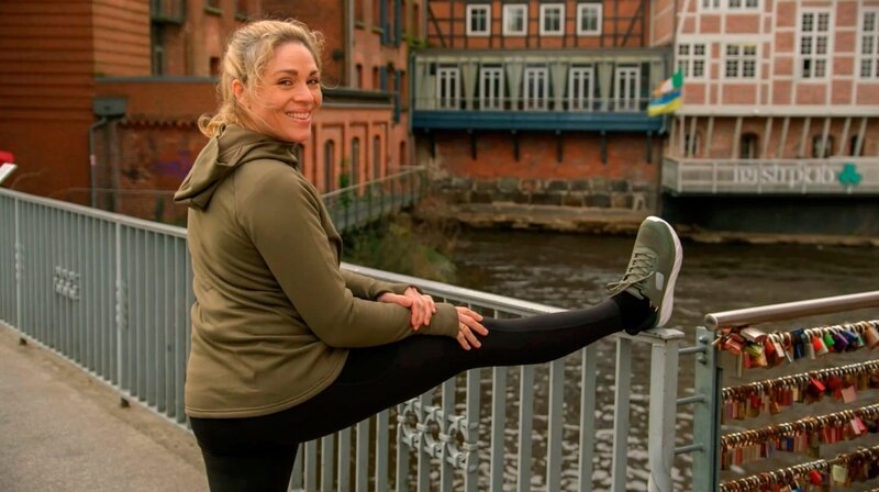 Britta (Jelena Mitschke) kommt beim Lauftraining an ihre Grenzen, doch die richtigen Schuhe bringen sie wieder nach vorn. – Bild: NDR /​ ARD-Programmdirektion