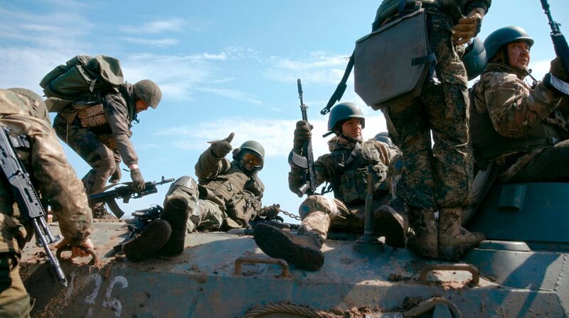 Russische Soldaten auf dem Weg zur Front; hr-fernsehen DER KRIEG GEGEN DIE UKRAINE – AN PUTINS FRONTLINIEN, Ein Film von Sean Langan, am Donnerstag (17.10.24) um 23:45 Uhr. Russische Soldaten auf dem Weg zur Front © HR/NDR/Sean Langan/ Tiger Nest Films, honorarfrei – Verwendung gemäß der AGB im engen inhaltlichen, redaktionellen Zusammenhang mit genannter HR-Sendung bei Nennung „Bild: HR/NDR/Sean Langan/ Tiger Nest Films“ (S2). HR/Pressestelle, Tel: 069/155–4954 – Bild: HR/NDR/Sean Langan/Tiger Nest Films Russische Soldaten auf dem Weg zur Front; hr-fernsehen DER KRIEG GEGEN DIE UKRAINE – AN PUTINS FRONTLINIEN, Ein Film von Sean Langan, am Donnerstag (17.10.24) um 23:45 Uhr. Russische Soldaten auf dem Weg zur Front © HR/NDR/Sean Langan/ Tiger Nest Films, honorarfrei – Verwendung gemäß der AGB im engen inhaltlichen, redaktionellen Zusammenhang mit genannter HR-Sendung bei Nennung „Bild: HR/NDR/Sean Langan/ Tiger Nest Films“ (S2). HR/Pressestelle, Tel: 069/155–4954 – Bild: HR/NDR/Sean Langan/Tiger Nest Films