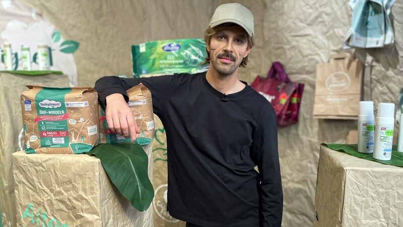 Die Insider waren im Marketing von „Rossmann“ tätig oder in leitender Position beschäftigt. Um sie zu schützen, treten sie aufwändig maskiert und mit verfremdeter Stimme vor die Kamera. – Bild: ZDF und Matthias Pöttker./​Matthias Pöttker