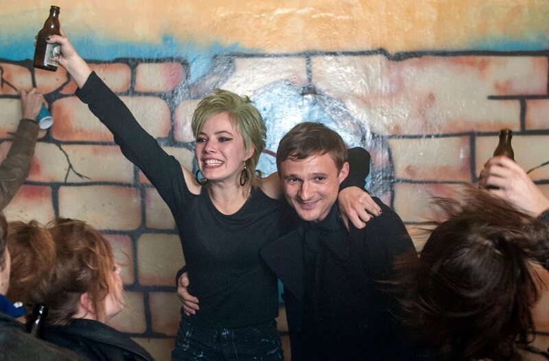 Hausbesetzer: Martin (Florian Lukas, r.) besucht seine Tochter Lisa (Saskia Rosendahl, l.). – Bild: ARD-Programmdirektion