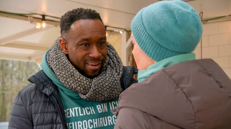 Hendrik (Jerry Kwarteng) freut sich über das Angebot aus Genf. Doch aus Rücksicht auf Britta (Jelena Mitschke) will er auf diesen Karriereschritt verzichten. – Bild: NDR