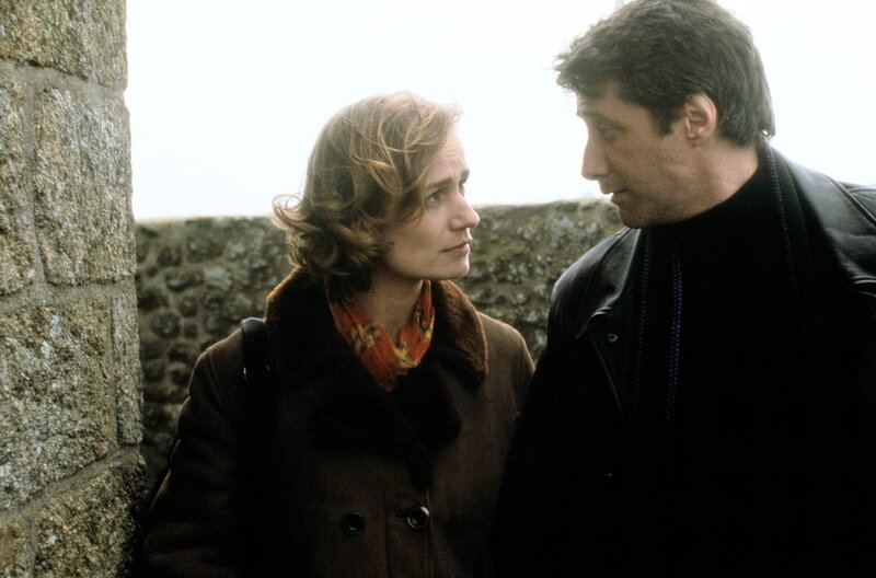 Die Farbe der Lüge – Bild: Jérémie Nassif /​ Für den erfolglosen Künstler René Sterne (Jacques Gamblin) und seine Frau Vivianne (Sandrine Bonnaire) beginnt ein schonungsloser Spießrutenlauf.