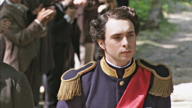 Ludwig II. (André Kaczmarczyk) galt als Träumer, mit einer Vorliebe für phantastische Bauprojekte. – Bild: ZDF und Torbjörn Karvang