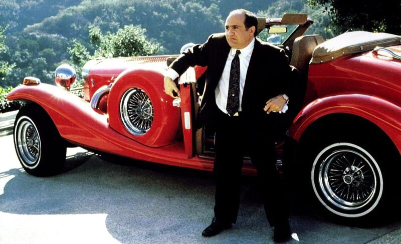 Als seine Frau Barbara entführt wird, ist der Modemogul Sam Stone (Danny DeVito) alles andere als traurig … – Bild: Kabel Eins Classics Als seine Frau Barbara entführt wird, ist der Modemogul Sam Stone (Danny DeVito) alles andere als traurig … – Bild: Kabel Eins Classics