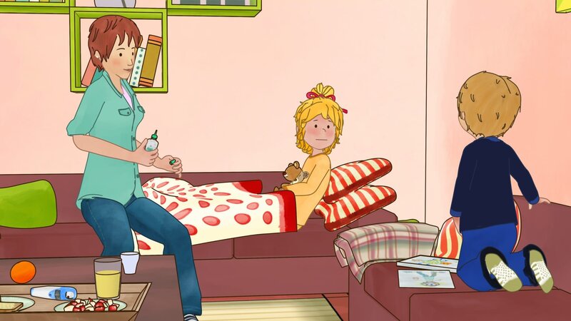 Conni hat ein gemütliches Krankenlager im Wohnzimmer. – Bild: ZDF und (c) Henning Windelband (Youngfilms GmbH)