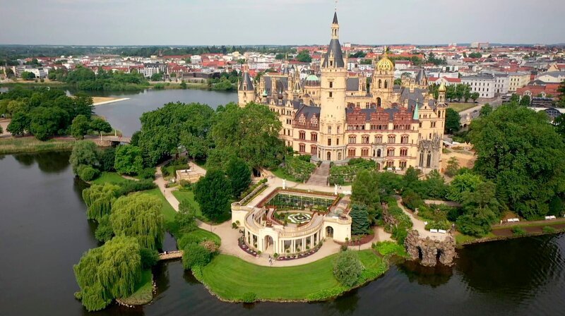 Das Schweriner Schloss.; NDR Fernsehen GEMEINSAM FEIERN IN SCHWERIN, „Tag der deutschen Einheit“, am Donnerstag (03.10.24) um 15:20 Uhr. Das Schweriner Schloss. © NDR, honorarfrei – Verwendung gemäß der AGB im engen inhaltlichen, redaktionellen Zusammenhang mit genannter NDR-Sendung und bei Nennung „Bild: NDR“ (S2). NDR Presse und Information/Fotoredaktion, Tel: 040/4156–2333 oder -2305, pressefoto@ndr.de – Bild: NDR Das Schweriner Schloss.; NDR Fernsehen GEMEINSAM FEIERN IN SCHWERIN, „Tag der deutschen Einheit“, am Donnerstag (03.10.24) um 15:20 Uhr. Das Schweriner Schloss. © NDR, honorarfrei – Verwendung gemäß der AGB im engen inhaltlichen, redaktionellen Zusammenhang mit genannter NDR-Sendung und bei Nennung „Bild: NDR“ (S2). NDR Presse und Information/Fotoredaktion, Tel: 040/4156–2333 oder -2305, pressefoto@ndr.de – Bild: NDR