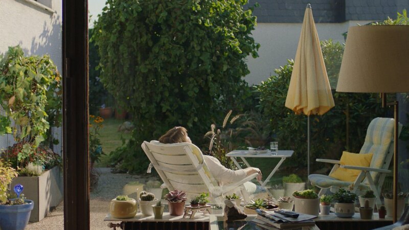 Konnie (Marion Ottschick) liegt auf der Terrasse des Reihenhauses und wartet auf ihre Tochter Nina. – Bild: ZDF und Claudia Schröder./Claudia Schröder Konnie (Marion Ottschick) liegt auf der Terrasse des Reihenhauses und wartet auf ihre Tochter Nina. – Bild: ZDF und Claudia Schröder./Claudia Schröder