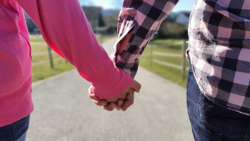 Iris und Karin auf dem Weg ins Glück: In der Schweiz wird endlich die Ehe für gleichgeschlechtliche Paare geöffnet. – Bild: ZDF und Frank Creutz Iris und Karin auf dem Weg ins Glück: In der Schweiz wird endlich die Ehe für gleichgeschlechtliche Paare geöffnet. – Bild: ZDF und Frank Creutz
