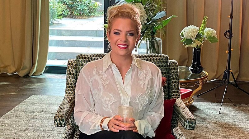 Newcomerin Marina Marx kämpfte lange gegen ihre Depressionen.; NDR Fernsehen SCHLAGER-SCHICKSALE – STARS UND IHR WEG AUS DER KRISE, am Samstag (12.10.24) um 20:15 Uhr. Newcomerin Marina Marx kämpfte lange gegen ihre Depressionen. © NDR/Susanne Gliffe, honorarfrei – Verwendung gemäß der AGB im engen inhaltlichen, redaktionellen Zusammenhang mit genannter NDR-Sendung und bei Nennung „Bild: NDR/Susanne Gliffe“ (S2). NDR Presse und Information/Fotoredaktion, Tel: 040/4156–2333 oder -2305, pressefoto@ndr.de – Bild: NDR/Susanne Gliffe Newcomerin Marina Marx kämpfte lange gegen ihre Depressionen.; NDR Fernsehen SCHLAGER-SCHICKSALE – STARS UND IHR WEG AUS DER KRISE, am Samstag (12.10.24) um 20:15 Uhr. Newcomerin Marina Marx kämpfte lange gegen ihre Depressionen. © NDR/Susanne Gliffe, honorarfrei – Verwendung gemäß der AGB im engen inhaltlichen, redaktionellen Zusammenhang mit genannter NDR-Sendung und bei Nennung „Bild: NDR/Susanne Gliffe“ (S2). NDR Presse und Information/Fotoredaktion, Tel: 040/4156–2333 oder -2305, pressefoto@ndr.de – Bild: NDR/Susanne Gliffe