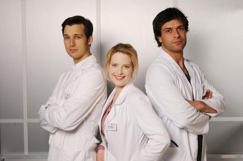 Auch in der zweiten Staffel von „Doctor“s Diary“ kämpft sich Dr. Gretchen Haase (Diana Amft) wieder durch den spannenden Klinikalltag und rettet fleißig Leben. Gegen Liebeskummer hat sie allerdings noch kein Medikament gefunden. Denn immer noch muss sie sich zwischen dem großschnäuzigen Macho-Oberarzt Dr. Meier (Florian David Fitz, li.) und dem charmanten Gynäkologen Dr. Kaan (Kai Schumann) entscheiden. – Bild: RTL /​ Reiner Bajo