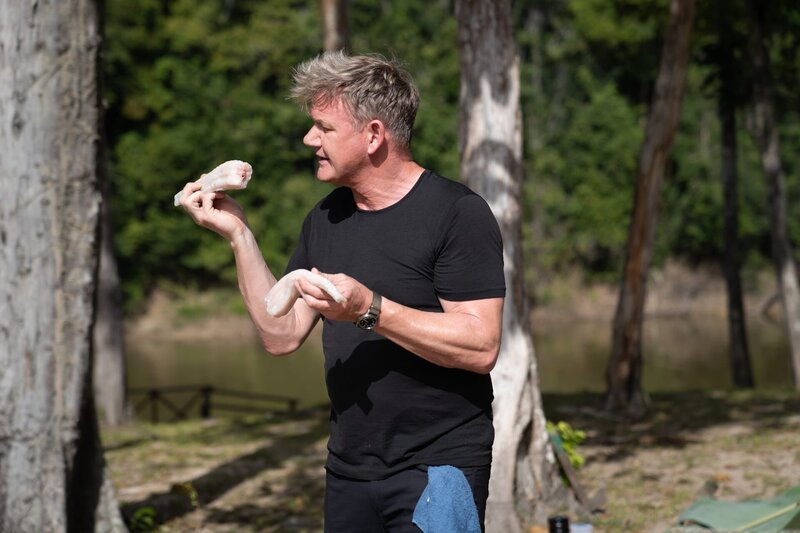 Rewa, Guyana – Gordon Ramsay holding caiman tail during the big cook. (Credit: National Geographic/​Justin Mandel) – Bild: Studio Ramsay and all3media international