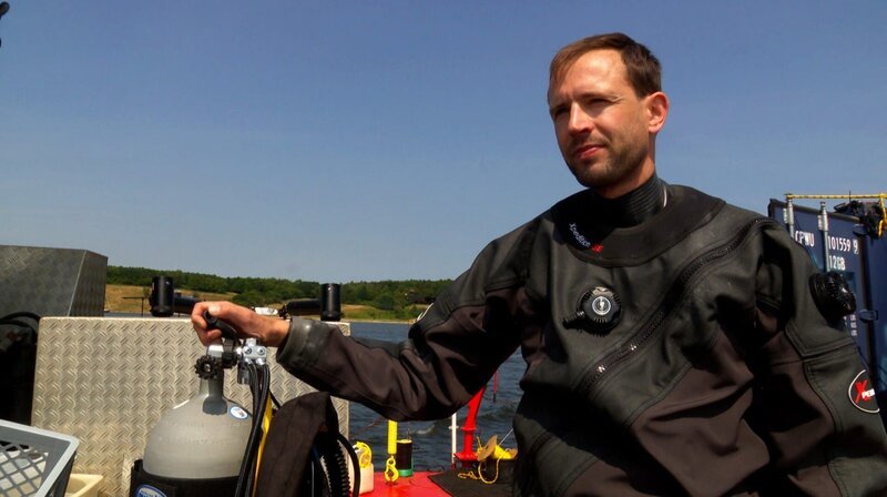 Unterwasserarchäologe Felix Rösch leitet die Bergung. – Bild: NDR
