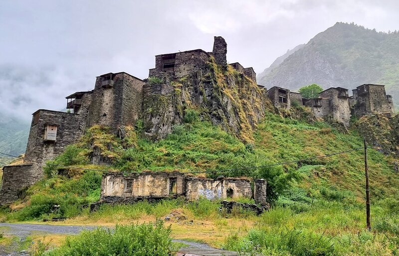 Das Festungsdorf Schatili diente im Mittelalter der Landesverteidigung. Über 60 Wehrtürme haben Georgien nach Nordosten hin gesichert. Heute versuchen die Einwohner im Sommer vom Tourismus zu leben. Im Winter ist Schatili meist abgeschnitten von der Außenwelt und nur per Hubschrauber zu erreichen. – Bild: NDR/​Manuel Daubenberger