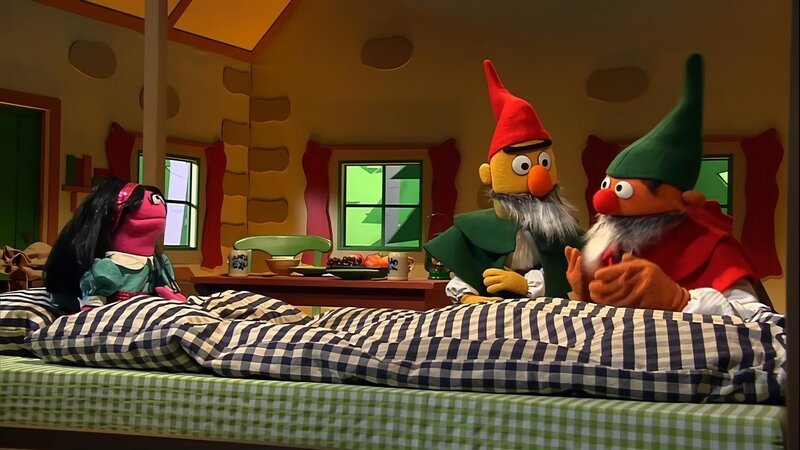 Ernie und Bert beraten sich mit Schneewittchen. – Bild: NDR/​Studio Hamburg Produktion/​Sesame workshop