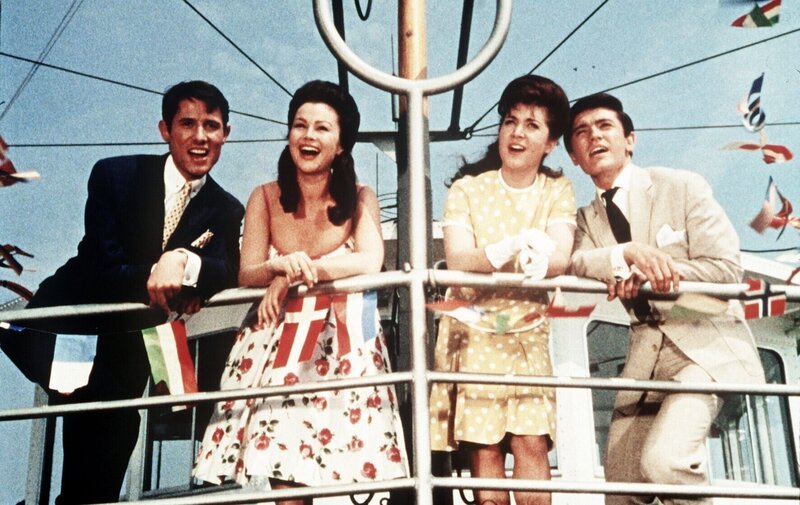 Udo Jürgens (Max), Evi Kent (Daisy), Guggi Löwinger (Franziska), Rex Gildo (Stefan Breuer). – Bild: ORF/KIRCH MEDIA Udo Jürgens (Max), Evi Kent (Daisy), Guggi Löwinger (Franziska), Rex Gildo (Stefan Breuer). – Bild: ORF/KIRCH MEDIA