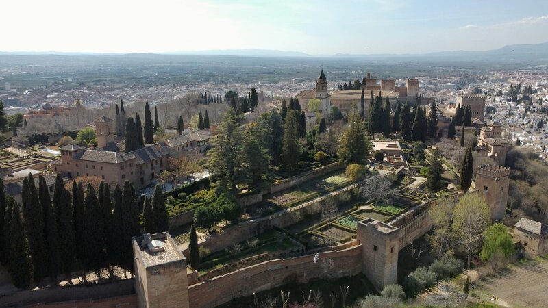 Die Alhambra wurde im 13. und 14. Jahrhundert erbaut. Eine hohe Festungsmauer und zahlreiche Türme schützen Paläste, Innenhöfe und Gärten. – Bild: ZDF und © RMC Production