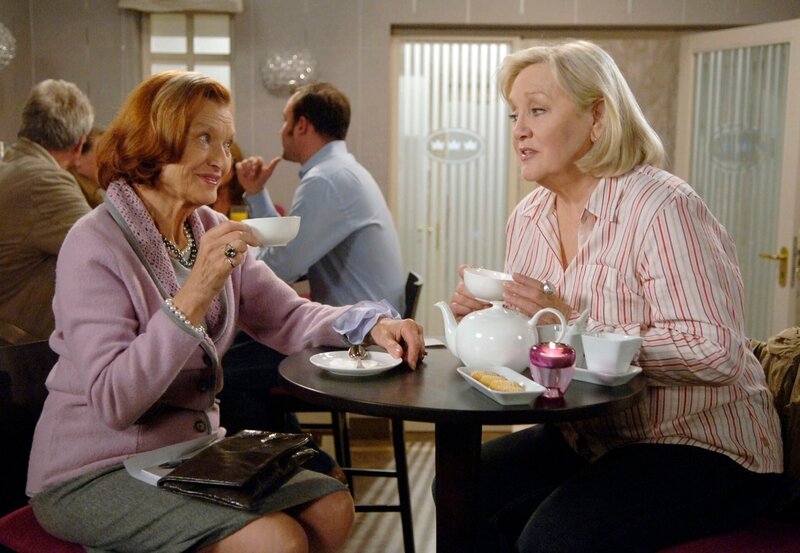 MDR Fernsehen IN ALLER FREUNDSCHAFT FOLGE 479, „Im Schatten der Angst“, am Sonntag (27.06.10) um 18:05 Uhr. Johanna (Brigitte Antonius, l.) ist erleichtert, als ihr Melanie (Doris Kunstmann, r.) trotz Heinrich die Freundschaft versichert. – Bild: ARD/​Nicole Manthey
