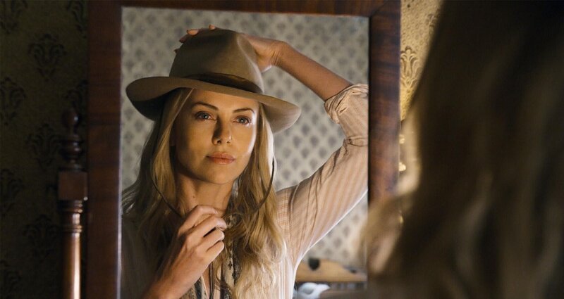 Das toughe Cowgirl Anna (Charlize Theron) taucht in der Wild-West-Stadt Old Stump auf. Sie hat es sich zur Aufgabe gemacht, den feigen Schafzüchter der Stadt zu einem richtigen Cowboy zu machen. – Bild: RTL / © Universal Pictures Das toughe Cowgirl Anna (Charlize Theron) taucht in der Wild-West-Stadt Old Stump auf. Sie hat es sich zur Aufgabe gemacht, den feigen Schafzüchter der Stadt zu einem richtigen Cowboy zu machen. – Bild: RTL / © Universal Pictures