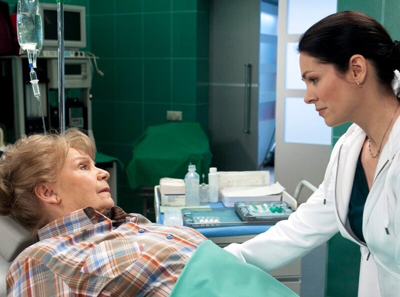 Dr. Elena Eichhorn (Cheryl Shepard, rechts) erklärt Ilse Friedel (Ingeborg Krabbe), dass sie den gebrochenen Oberschenkel operieren müssen. Ilse Friedel macht sich Sorgen um ihre Enkelin, um die sie sich dann nicht kümmern kann, doch schließlich stimmt sie der OP zu. – Bild: MDR/​MDR/​Peter Krajewsky
