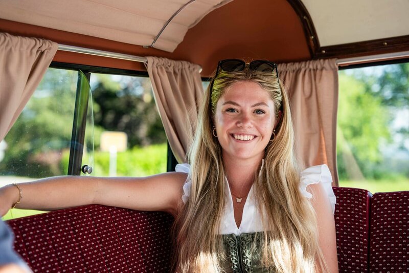 Landfrau Anna-Maria Stürzer aus Oberbayern im Landfrauenbus. – Bild: Moritz Sonntag /​ BR /​ BR/​Moritz Sonntag