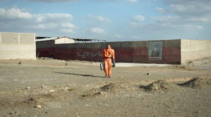 Biowaffenexperte Dr. Arndt Wolf (Sebastian Blomberg) im Einsatz in Irak. – Bild: SWR/Sten Mende Biowaffenexperte Dr. Arndt Wolf (Sebastian Blomberg) im Einsatz in Irak. – Bild: SWR/Sten Mende