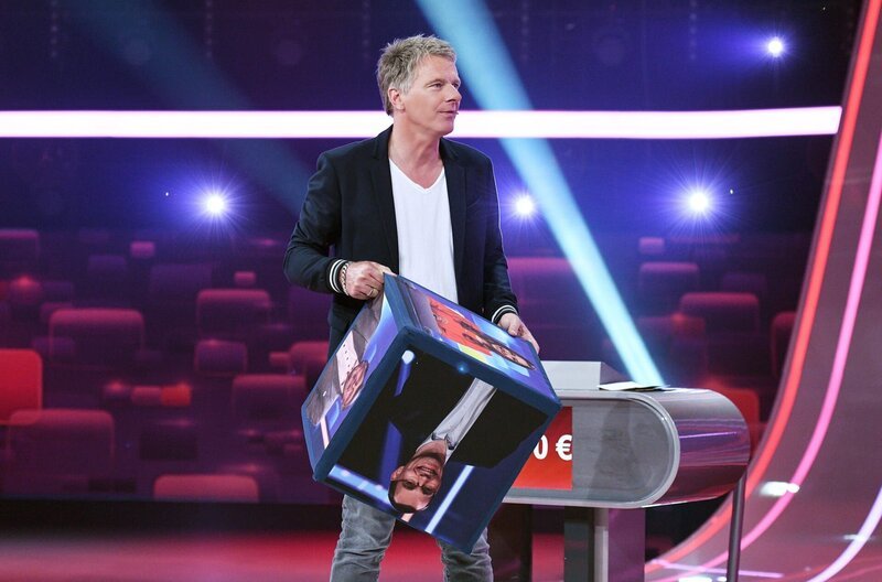 Moderator Jörg Pilawa mit dem Quizduell-Experten-Würfel. – Bild: ARD/​Uwe Ernst /​ ARD-Programmdirektion