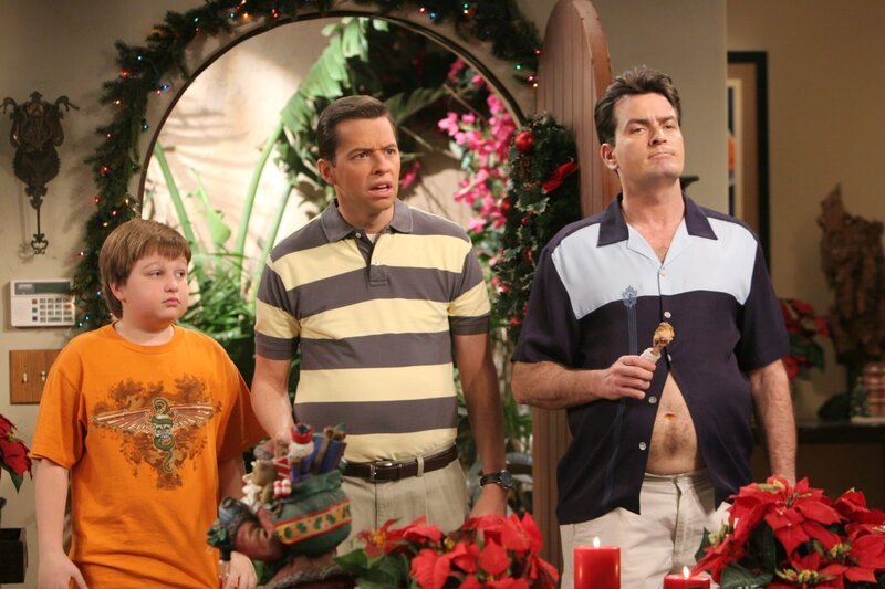 Jake (Angus T. Jones, l.), Alan (Jon Cryer, M.) und Charlie (Charlie Sheen, r.) müssen feststellen, dass Alans Freundin noch an den Weihnachtsmann glaubt … – Bild: Warner Brothers Entertainment Inc. Lizenzbild frei