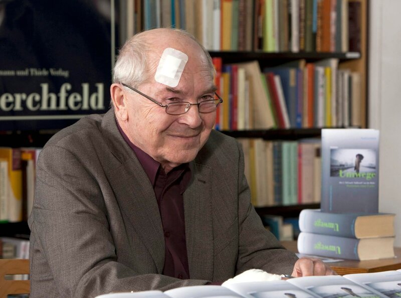 Emil Lerchfeld (Otto Mellies) stellt sich erneut den Journalisten und Fans, um den dritten Teil seiner Trilogie vorzustellen. Für zwei Zuschauerinnen hat er aber noch eine Überraschung. – Bild: MDR/​MDR/​Peter Krajewsky