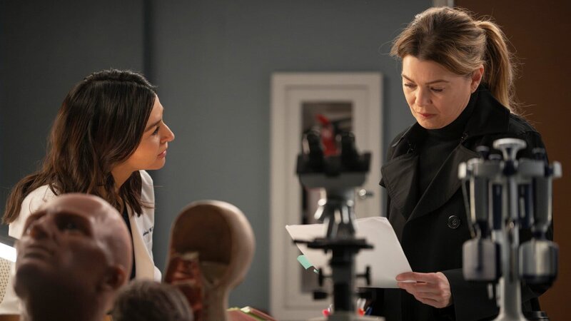 Grey’s Anatomy Staffel 20 Folge 3 Schwestern und Forscherinnen: Caterina Scorsone als Dr. Amelia Shepherd, Ellen Pompeo als Dr. Meredith Grey – Bild: SRF/​ABC Studios