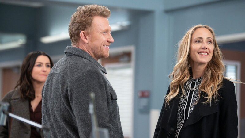 Grey’s Anatomy Staffel 20 Folge 5 Entspannt wie selten: Caterina Scorsone als Dr. Amelia Shepherd, Kevin McKidd als Dr. Owen Hunt und Kim Raver als Dr. Teddy Altman – Bild: SRF/​ABC Studios