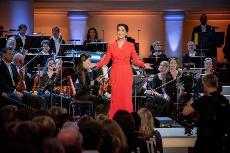 Désirée Nosbusch führt durch die Preisverleihung des OPUS KLASSIK 2024. – Bild: Claudius Pflug /​ ZDF