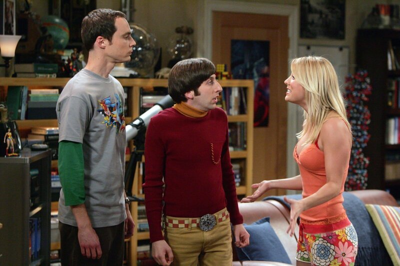 (v.l.n.r.) Sheldon Cooper (Jim Parsons); Howard Wolowitz (Simon Helberg); Penny (Kaley Cuoco) – Bild: HBOH