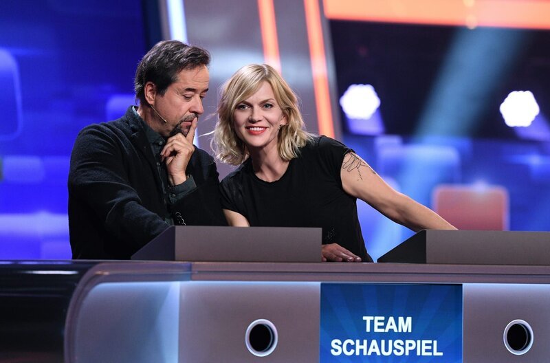 Die Kandidaten des Teams „Schauspiel“: Das Schauspieler-Ehepaar Jan Josef Liefers (l.) und Anna Loos (r.). – Bild: ARD/​Uwe Ernst