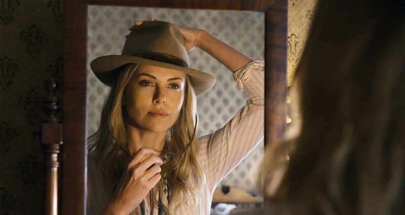 Das toughe Cowgirl Anna (Charlize Theron) taucht in der Wild-West-Stadt Old Stump auf. Sie hat es sich zur Aufgabe gemacht, den feigen Schafzüchter der Stadt zu einem richtigen Cowboy zu machen. – Bild: RTL /​ © Universal Pictures