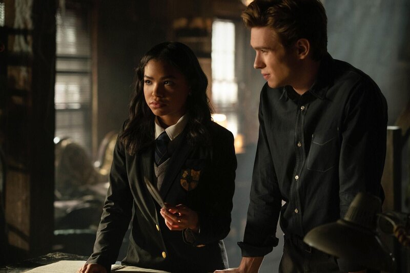 Carrie Kelley (Navia Robinson, l.); Turner Hayes (Oscar Morgan, r.) – Bild: The CW Network, LLC.