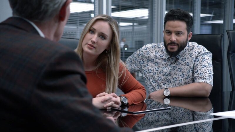 Patterson (Ashley Johnson, l.); Rich Dotcom (Ennis Esmer, r.) – Bild: PLURIMEDIA (NBC Universal)