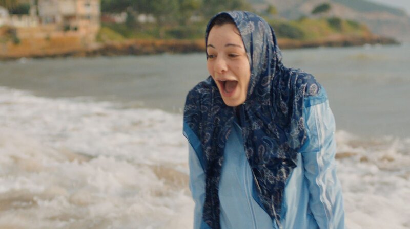 Samira (Amira Hilda Douaouda).; ONE PAPICHA – DER TRAUM VON FREIHEIT, am Montag (07.10.24) um 20:15 Uhr. Samira (Amira Hilda Douaouda). © WDR/High Sea Production/The Ink Connection/Tayda Film/Scope Pictures/Tribus P Films/Jour2Fete/Caleson/CADC, honorarfrei – Verwendung gemäß der AGB im engen inhaltlichen, redaktionellen Zusammenhang mit genannter WDR-Sendung und bei Nennung „Bild: WDR/High Sea Production/The Ink Connection/Tayda Film/Scope Pictures/Tribus P Films/Jour2Fete/Caleson/CADC“ (S2+). WDR Kommunikation/Redaktion Bild, Köln, Tel: 0221/220 -7132 oder -7133, Fax: -777132, bildkommunikation@wdr.de – Bild: WDR/High Sea Production/The Ink Connection/Tayda Film/Scope Pictures/Tribus P Films/Jour2Fete/Caleson/CADC Samira (Amira Hilda Douaouda).; ONE PAPICHA – DER TRAUM VON FREIHEIT, am Montag (07.10.24) um 20:15 Uhr. Samira (Amira Hilda Douaouda). © WDR/High Sea Production/The Ink Connection/Tayda Film/Scope Pictures/Tribus P Films/Jour2Fete/Caleson/CADC, honorarfrei – Verwendung gemäß der AGB im engen inhaltlichen, redaktionellen Zusammenhang mit genannter WDR-Sendung und bei Nennung „Bild: WDR/High Sea Production/The Ink Connection/Tayda Film/Scope Pictures/Tribus P Films/Jour2Fete/Caleson/CADC“ (S2+). WDR Kommunikation/Redaktion Bild, Köln, Tel: 0221/220 -7132 oder -7133, Fax: -777132, bildkommunikation@wdr.de – Bild: WDR/High Sea Production/The Ink Connection/Tayda Film/Scope Pictures/Tribus P Films/Jour2Fete/Caleson/CADC