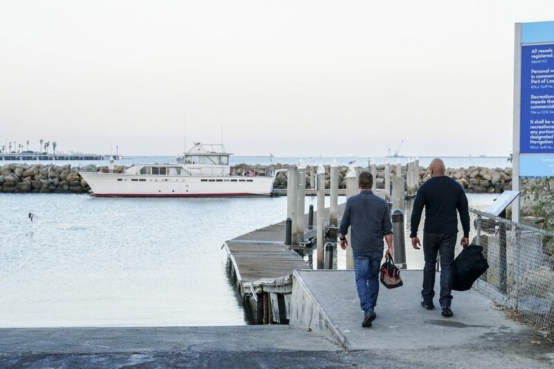 Nachdem Sam (LL Cool J, r.) sein Haus verkauft hat, lädt er Callen (Chris O’Donnell, l.) in sein neues Zuhause ein – auf sein Boot. – Bild: Monty Brinton /​ © 2017 CBS Studios Inc. All Rights Reserved.