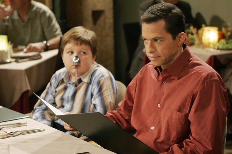 Während sich Alan (Jon Cryer, r.) bei einem Familienessen über seine Mutter ärgert, langweilt sich Jake (Angus T. Jones, l.) zu Tode … – Bild: Warner Brothers Entertainment Inc. Lizenzbild frei