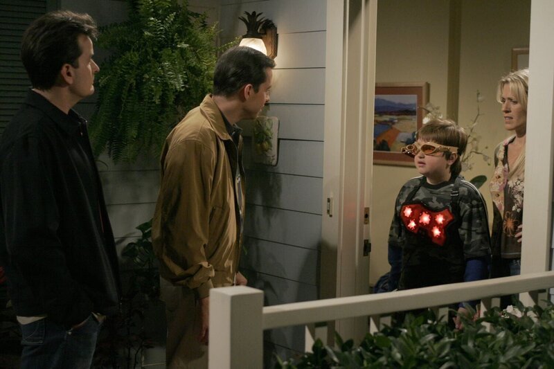 L-R: Charlie Harper (Charlie Sheen), Alan Harper (Jon Cryer), Jake Harper (Angus T. Jones) – Bild: Puls 4