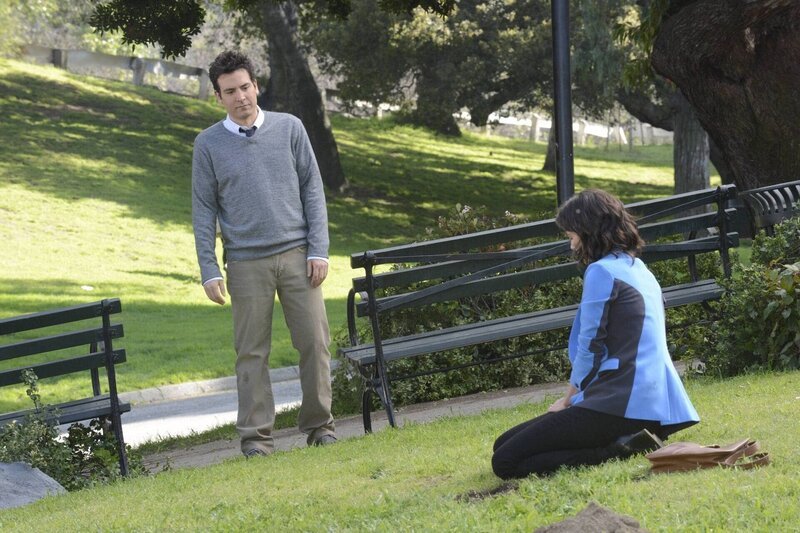 Als Robin (Cobie Smulders, r.) im Central Park nach einem Medaillon sucht und es nicht mehr finden kann, eilt ihr Ted (Josh Radnor, l.) zu Hilfe, während sich Lily und Marshall auf den Umzug nach Rom vorbereiten … – Bild: ProSieben