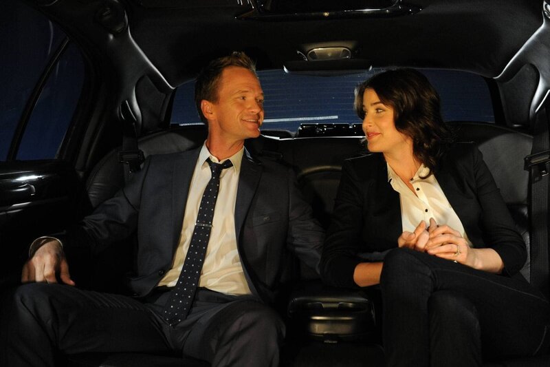 Ihr großer Tag rückt immer näher: Barney (Neil Patrick Harris, l.) und Robin (Cobie Smulders, r.) … – Bild: 2013 Twentieth Century Fox Film Corporation. All rights reserved. Lizenzbild frei