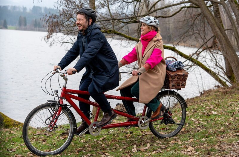 Greta (Laura Osswald, r.) und Luis (Michael Baral, l.) genießen dank Alfons und Hildegard eine schöne Zeit. – Bild: ARD/​WDR/​Thomas Neumeier