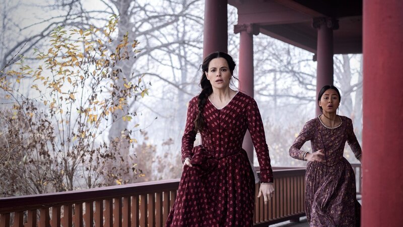 Rebecca Morgan (Emily Hampshire, m.) und Honor Boone (Jennifer Ens, r.) – Bild: AXN Black