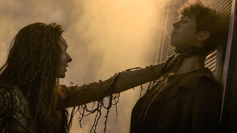 Morgana (Rebecca Ferguson) und Junger Merlin (Angus Imrie) Die Verwendung des sendungsbezogenen Materials ist nur mit dem Hinweis und Verlinkung auf RTL+ gestattet. – Bild: RTL / © 2022 Disney and its related entities Morgana (Rebecca Ferguson) und Junger Merlin (Angus Imrie) Die Verwendung des sendungsbezogenen Materials ist nur mit dem Hinweis und Verlinkung auf RTL+ gestattet. – Bild: RTL / © 2022 Disney and its related entities