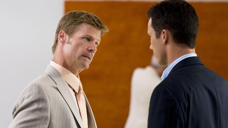 Michael (Jeffrey Donovan, r.) ist skeptisch: Weiß Kunsthändler Scott Chandler (Joel Gretsch) wirklich nicht, warum man ihn verfolgt, oder hütet er ein Geheimnis? – Bild: RTL /​ 20th Century Fox/​RP