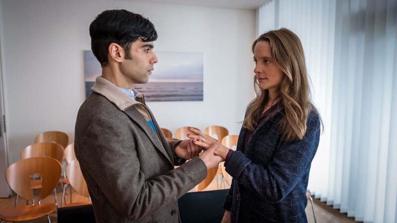 Marion (Anne Ratte-Polle) und Baran (Ogulcan Arman Uslu) beginnen ihr neues Leben mit einer Scheinehe. – Bild: unknown Marion (Anne Ratte-Polle) und Baran (Ogulcan Arman Uslu) beginnen ihr neues Leben mit einer Scheinehe. – Bild: unknown