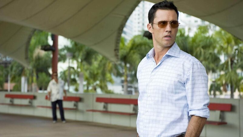 Michaels (Jeffrey Donovan) Ex-Verlobte wird von einem Schwarzmarkthändler erpresst. Damit dieser ihren Sohn frei lässt, soll sie einen Lenk-Flug-Chip stehlen. – Bild: RTL /​ 20th Century Fox