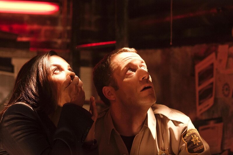 Sind geschockt, was in Eureka passiert ist: Allison (Salli Richardson-Whitfield, l.) und Carter (Colin Ferguson, r.) … – Bild: Universal Television Lizenzbild frei